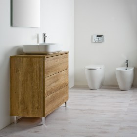 Ambiente bagno Klara con mobile a terra e sanitari Leila