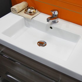 Lavabo in ceramica incassato su mobile sospeso Aurora da 80 cm, con troppo pieno e predisposto per una rubinetteria monoforo